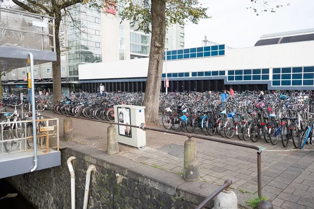 Satoja polkupyöriä pysäköitynä vieri viereen Amsterdamissa