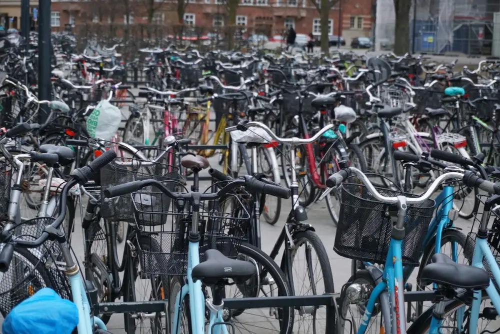 Vilkas pyöräparkki Tukholmassa, jossa runsaasti lukittuja polkupyöriä