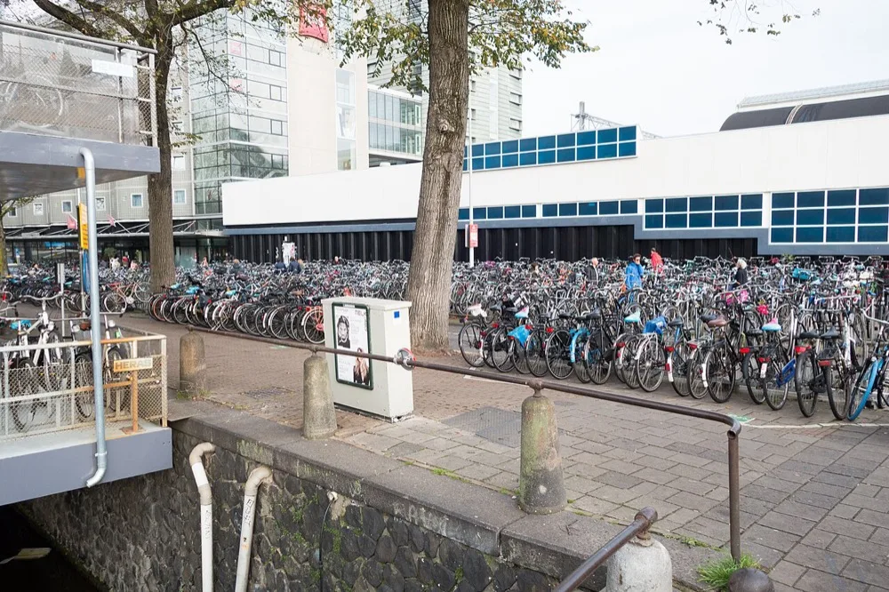 Satoja polkupyöriä pysäköitynä vieri viereen Amsterdamissa